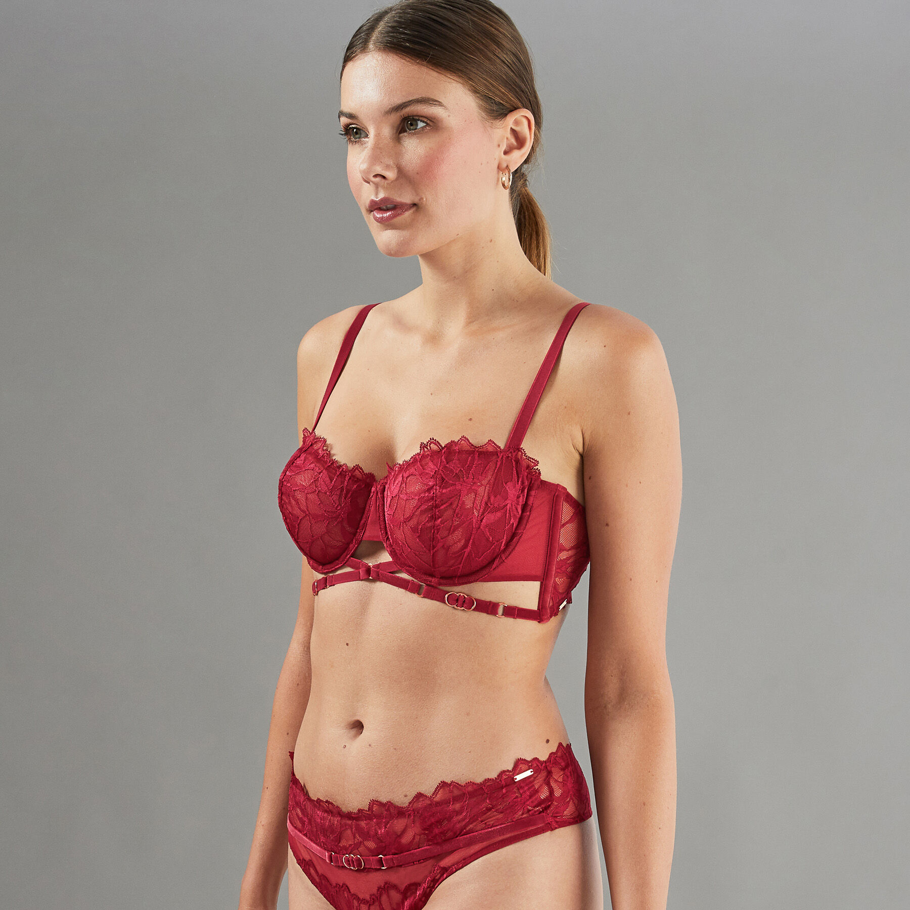 Sous vetement sale femme rouge gorge