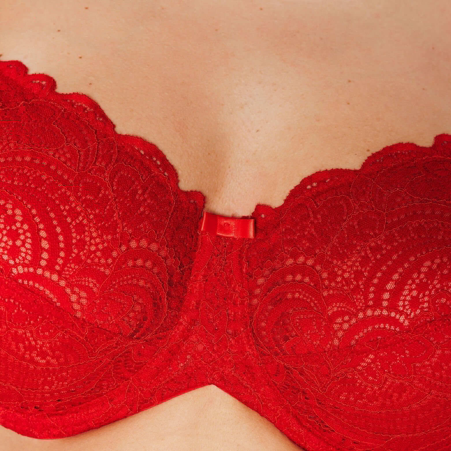 DENTELLE SOUTIEN-GORGE EMBOITANT DENTELLE ROUGE