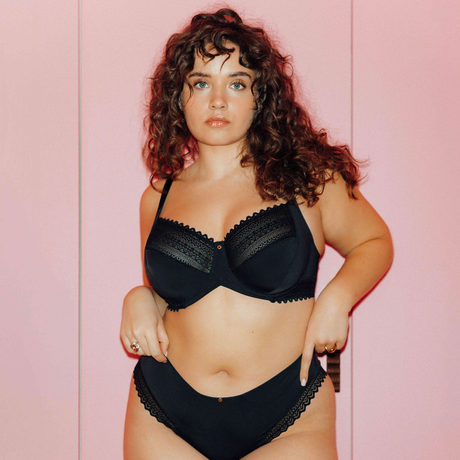 DOUCE SOUTIEN-GORGE EMBOITANT GRANDE TAILLE MICROF NOIR