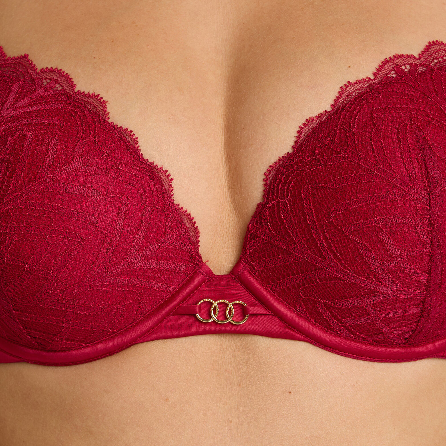 FEMME SOUTIEN-GORGE AMPLIFORME PUSH-UP DENTELLE ROUGE