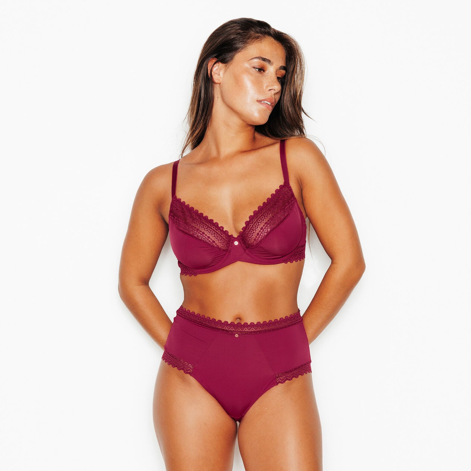 DOUCE SOUTIEN-GORGE EMBOITANT MICROFIBRE BORDEAUX