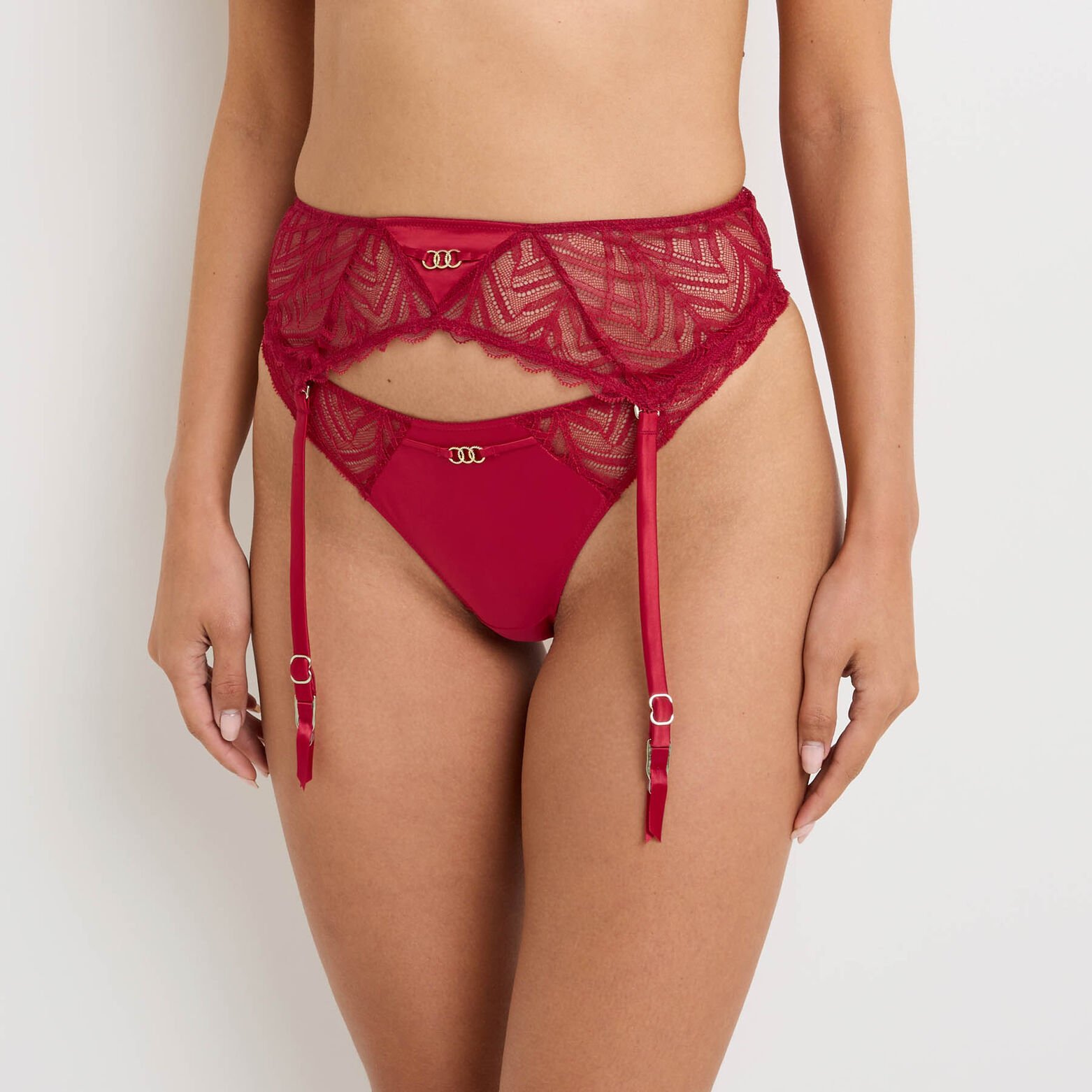 FEMME PORTE-JARRETELLES DENTELLE ROUGE