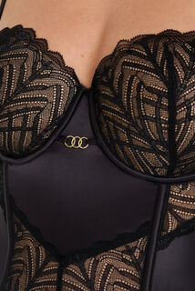FEMME GUEPIERE DENTELLE NOIR