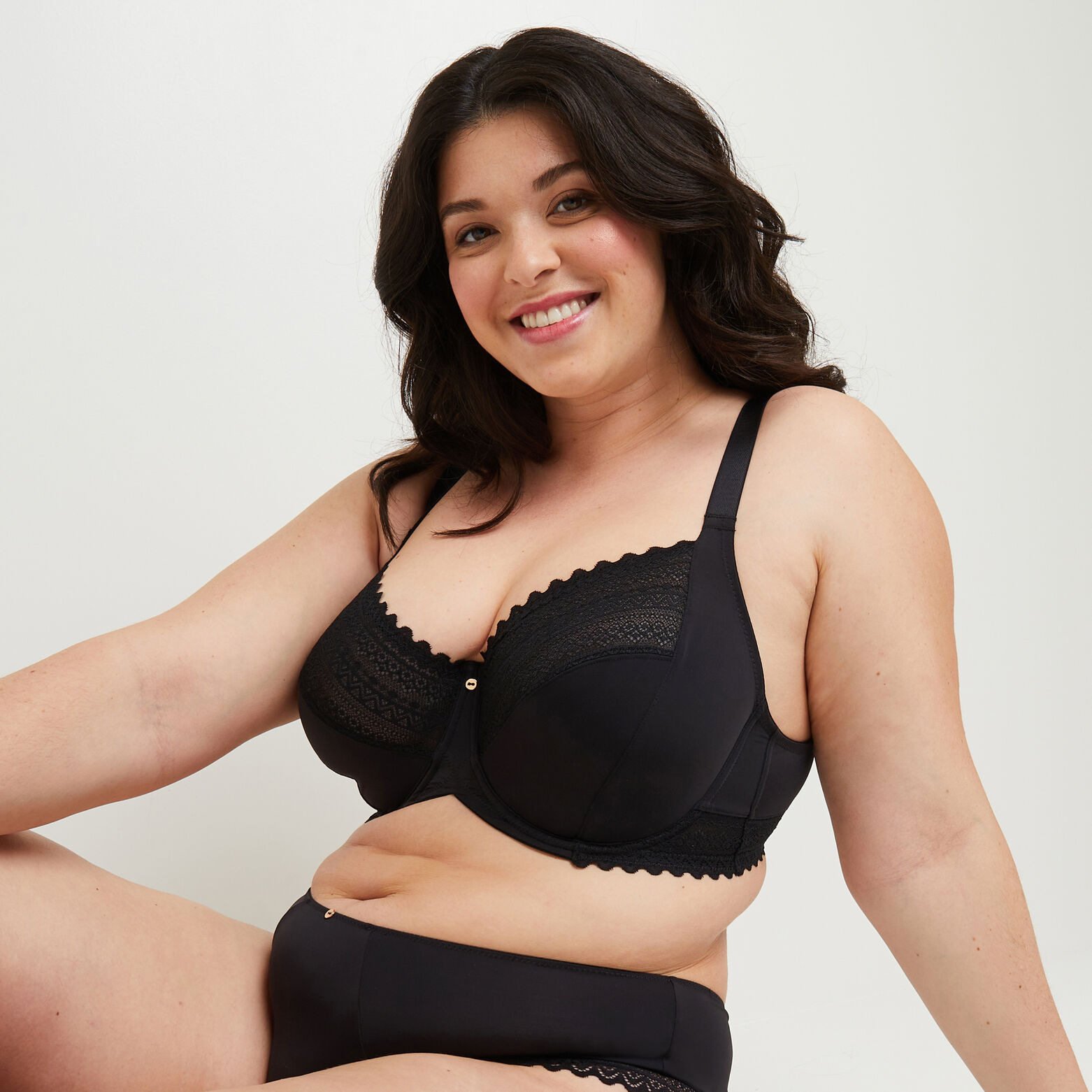 DOUCE SOUTIEN-GORGE EMBOITANT GRANDE TAILLE MICROF NOIR