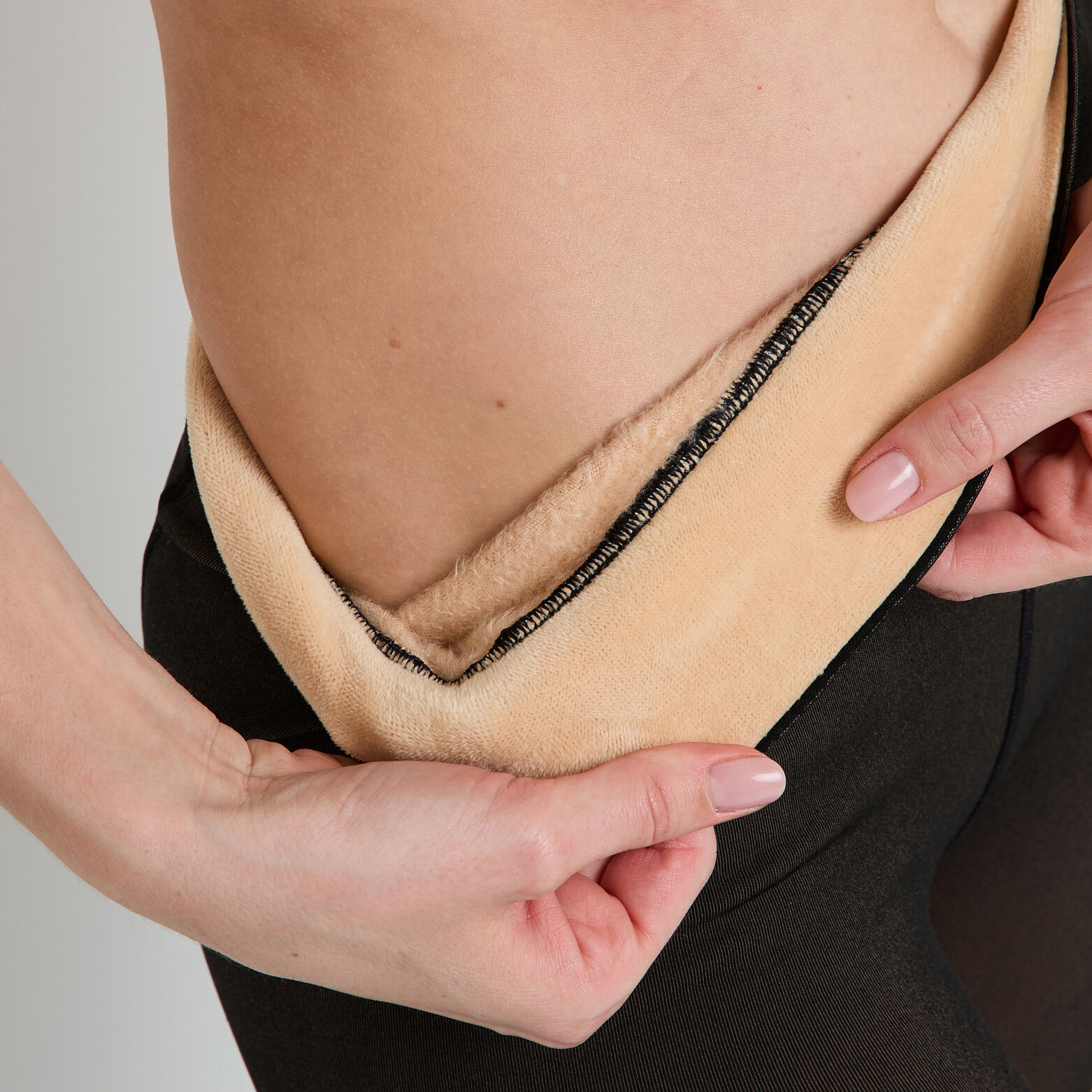 MOUSSE COLLANTS POLAIRES NOIR