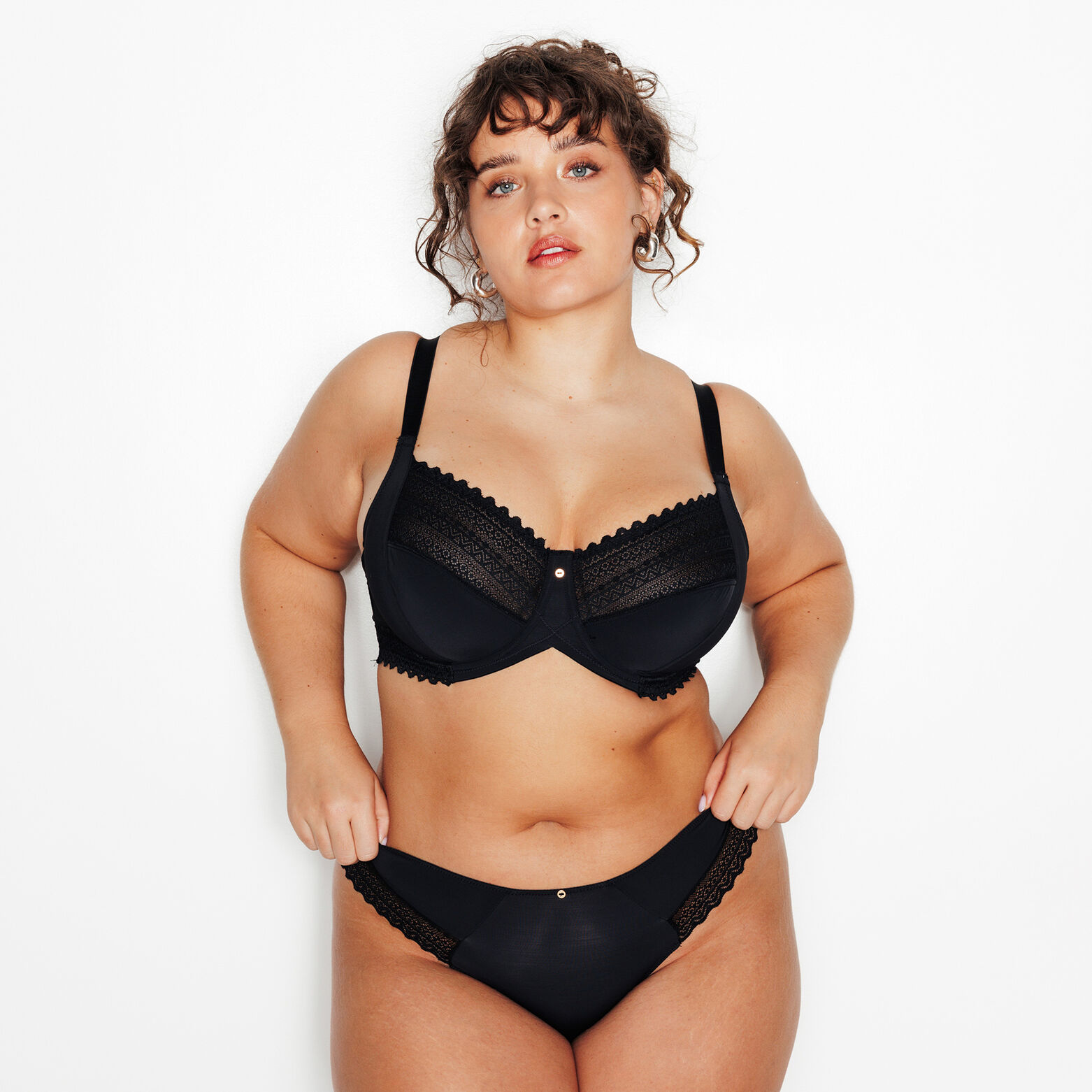 DOUCE SOUTIEN-GORGE EMBOITANT GRANDE TAILLE MICROF NOIR