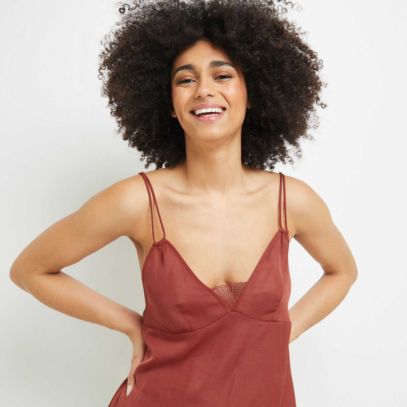CARAMEL TOP BRETELLES SATIN ROUGE