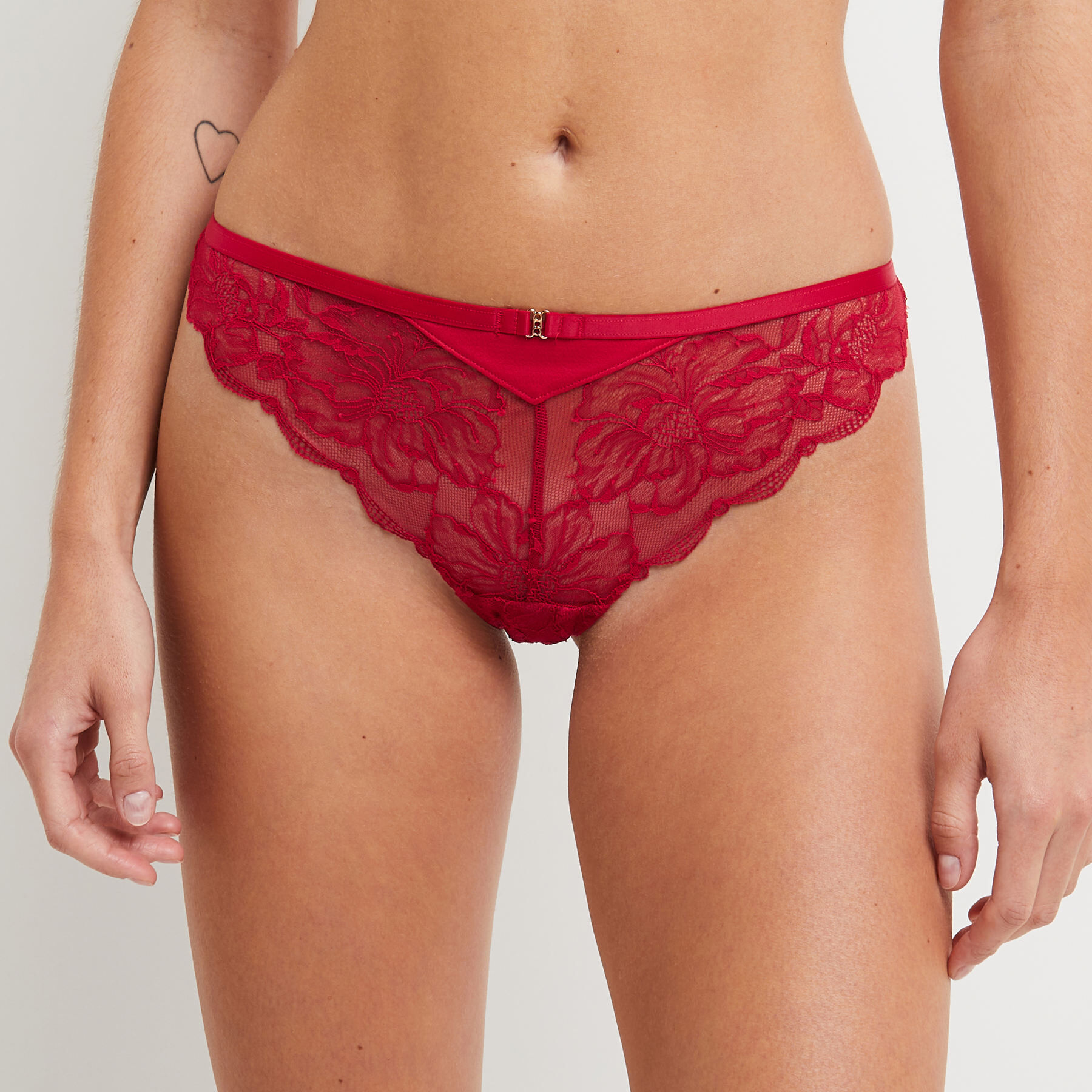 Sous vetement sales dentelle rouge