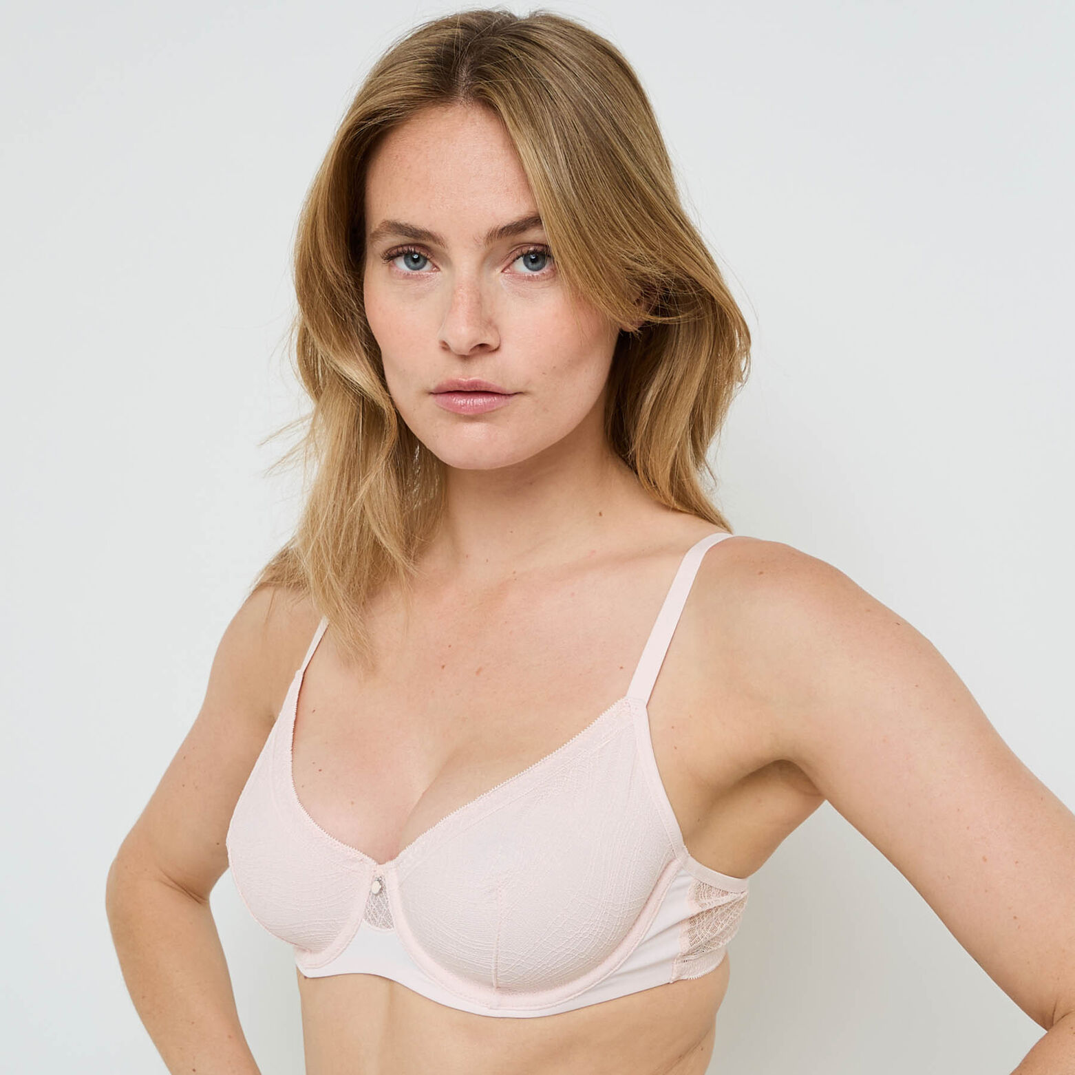 GWEN SOUTIEN-GORGE EMBOITANT DENTELLE POUDRE