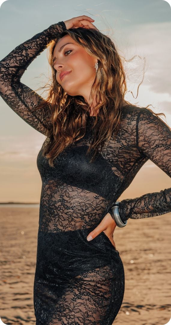 Inès Vandamme présente le body dentelle noir HAZAR à manches longues.