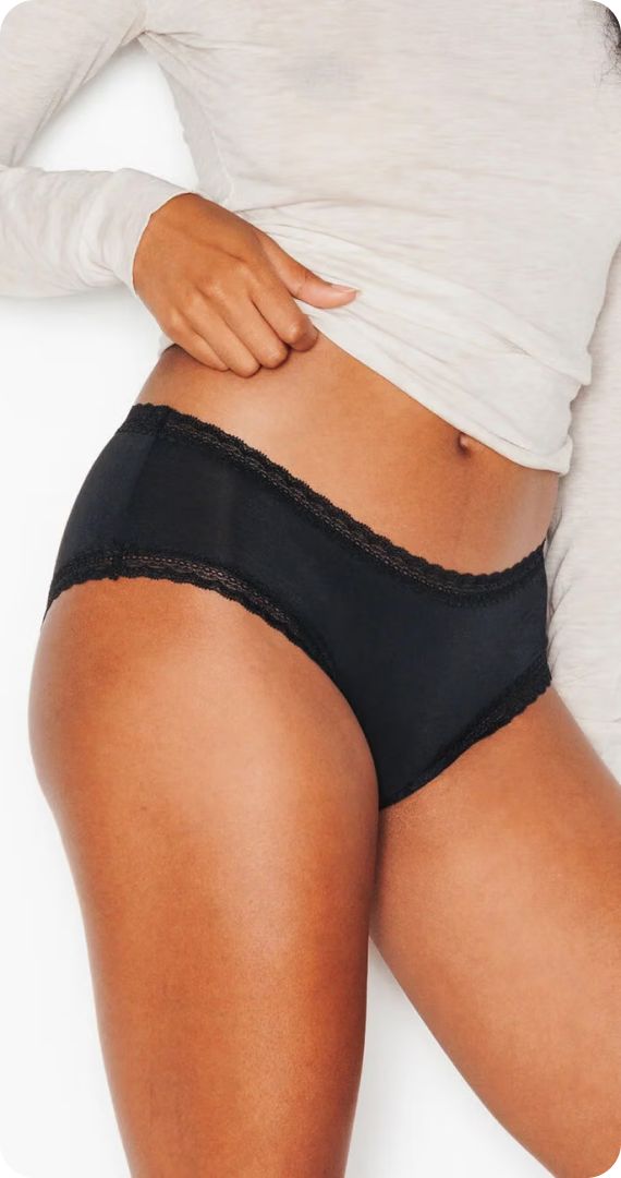 Culotte noire douce en microfibre et détails en dentelle.
