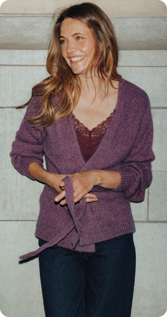 Gilet en tricot bordeaux, matière douce et chaude.