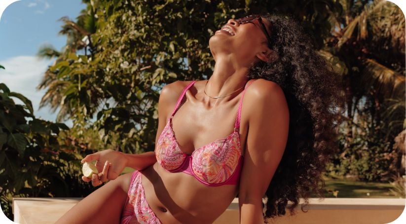 Soutien-gorge violet et rose en dentelle brodée colorée