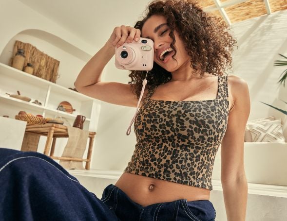 Body noir habillé avec brassière intégrée.