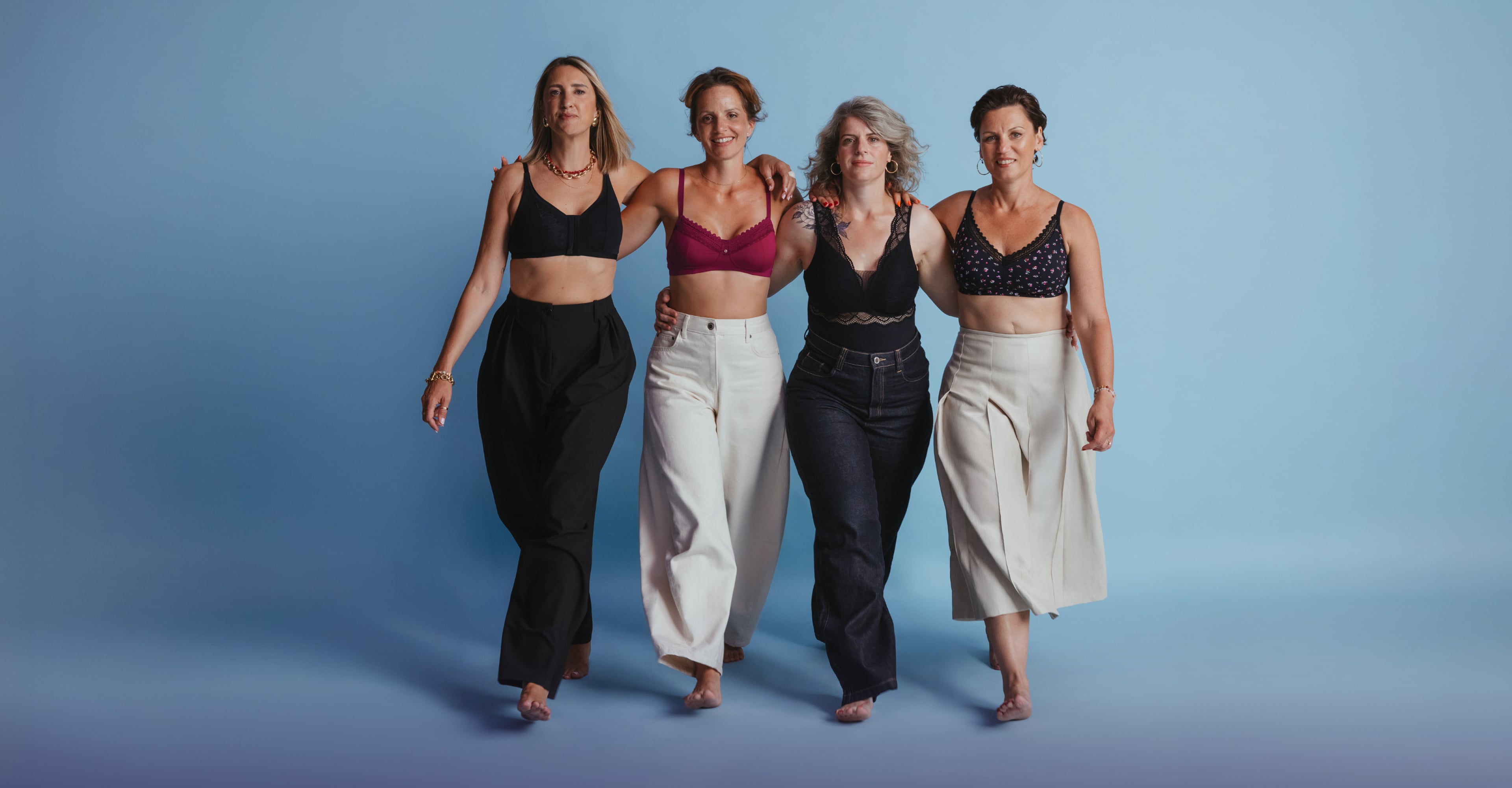 Vanessa, Justine, Virginie et Elisa marchent côte à côte, portant la collection post-opératoire RougeGorge.