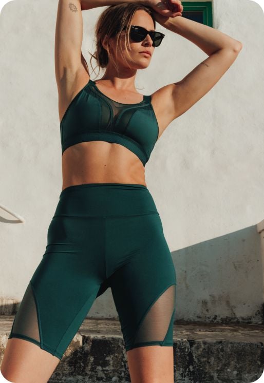 Brassière et legging vert, matière respirante et tulle ajourée.