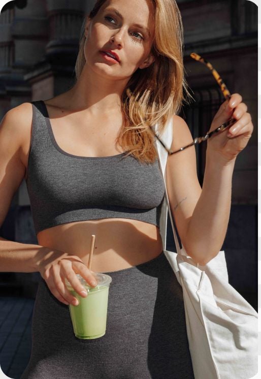Brassière et short gris d'extérieur