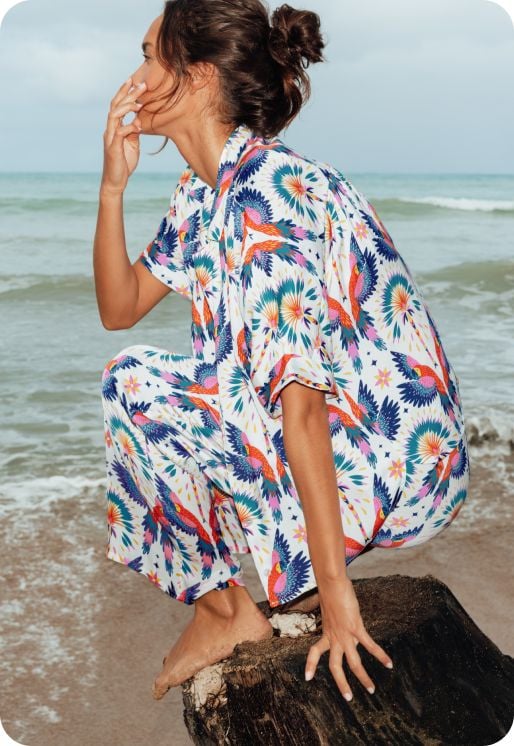 Chemisette de pyjama bleu à petits points multicouleurs brodés.