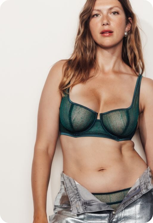 Soutien-gorge blanc en tulle transparente brodée noir à motif floral.