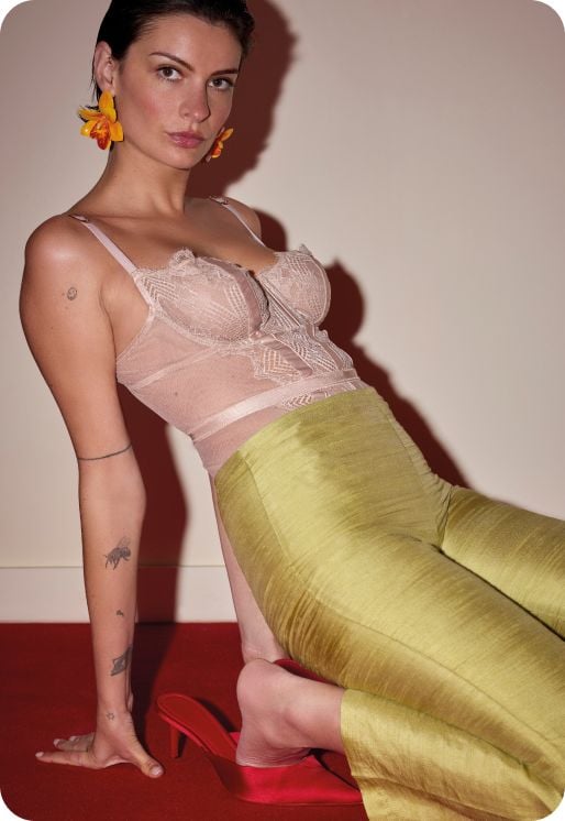 Bustier coloris poudre à détails en dentelle fine.