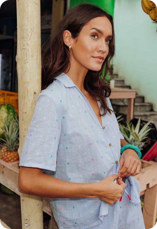 Chemisette de pyjama bleu à petits points multicouleurs brodés.