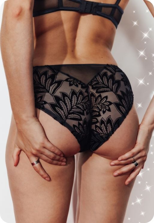 Culotte noire en dentelle ajourée et motifs floraux.
