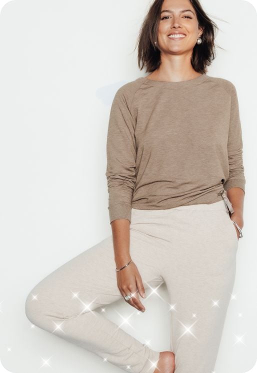T-shirt de pyjama à manches longues marron et pantalon de pyjama écru.