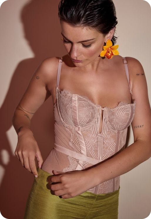 Bustier coloris poudre à détails en dentelle fine.