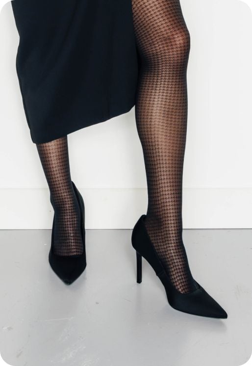 Collants noir semi-opaque à motif quadrillé.