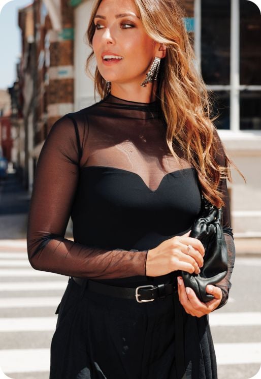 Body noir opaque avec manches longues en tulle transparente.