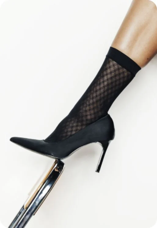 Chaussette noire a effet de transparence et motif quadrillé.