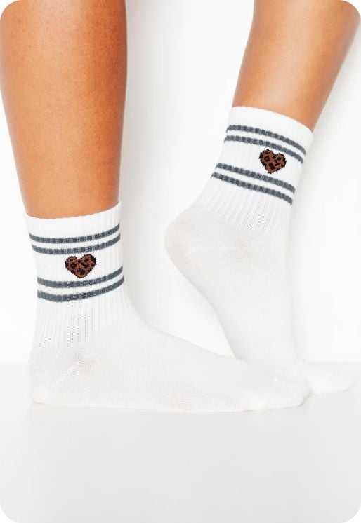Chaussettes blanche à imprimé rayures et coeur.