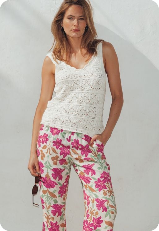 Top sans manche rose  et short rose rose à motif piment.