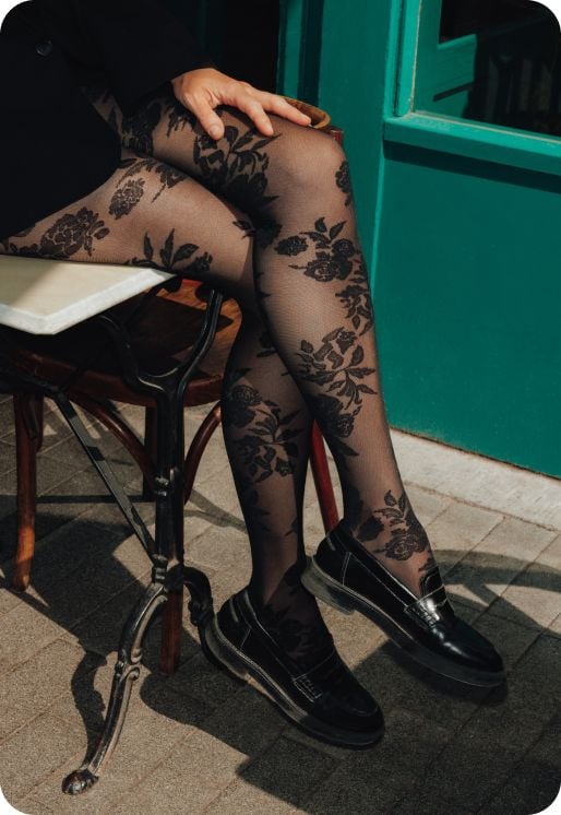 Collants noir opaque à motif floral.