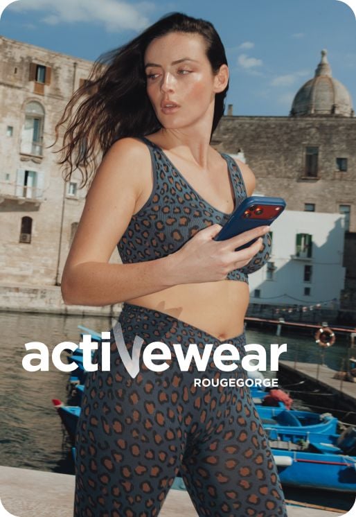 Brassière et legging bleus à motif léopard, matière extensible.