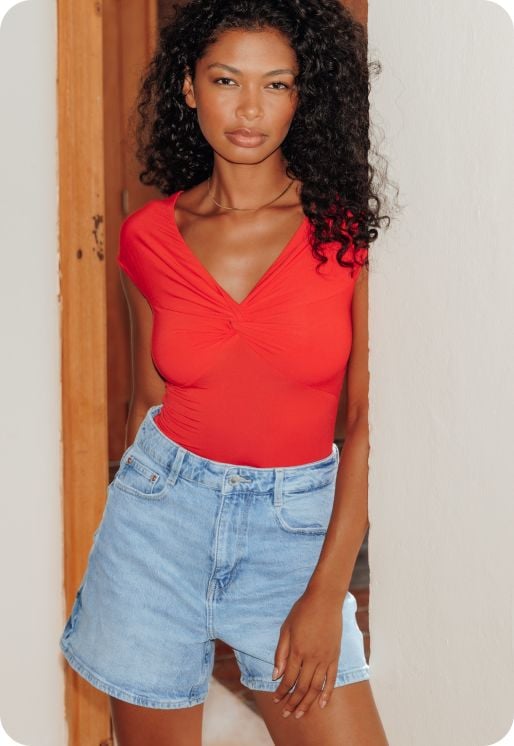 Body rouge flamboyant en tissu fluide et extensible.