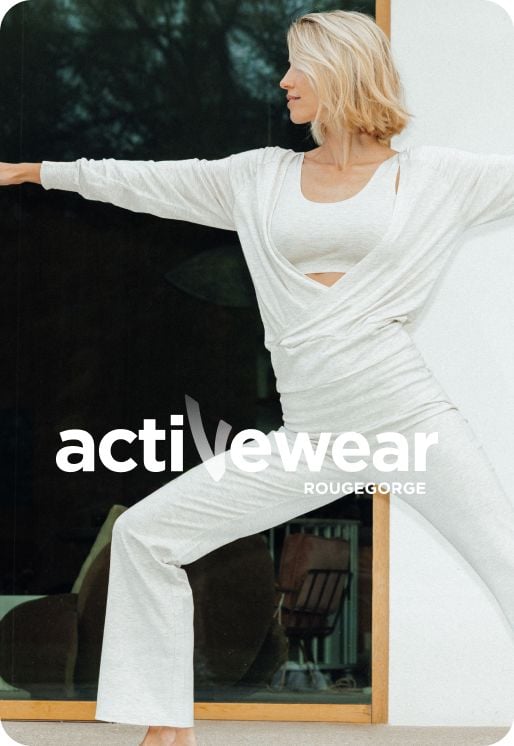 L'activewear : brassière, pull léger et pantalon flare gris clairs.