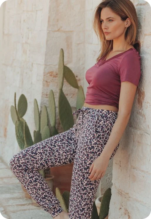 Top sans manche et short rose en coton doux et léger.