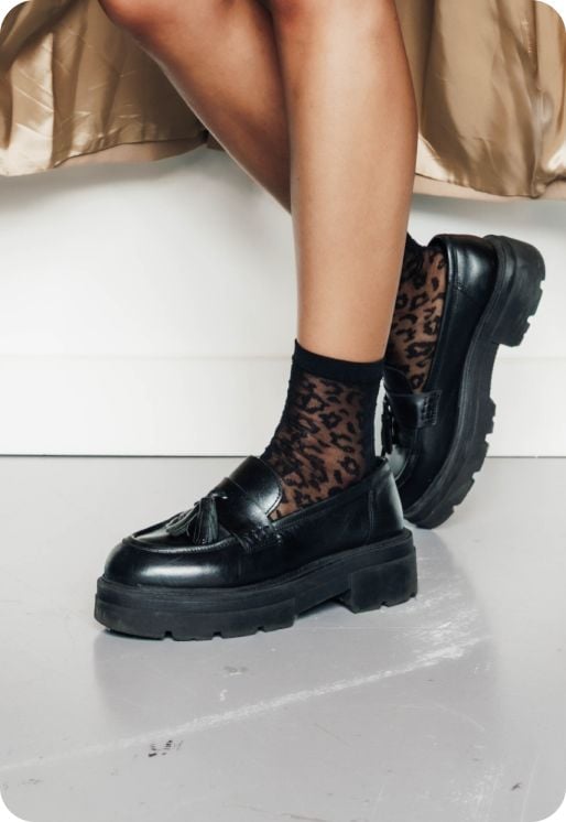 Paire de chaussettes lurex vert foncé à effet brillant.