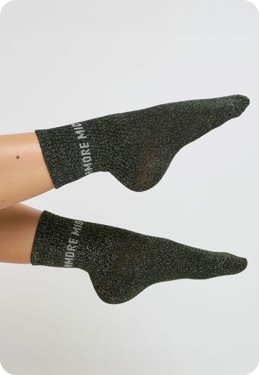 Paire de chaussettes lurex vert foncé à effet brillant.