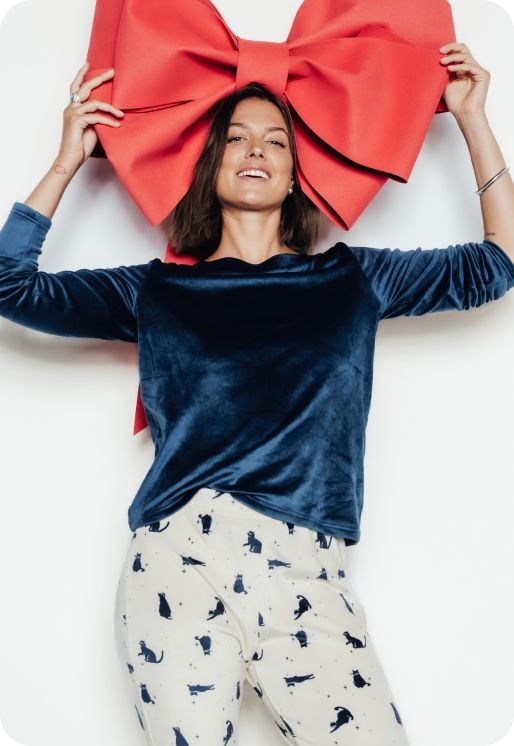T-shirt de pyjama à manches longues bleu et pantalon de pyjama écru.