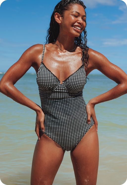 Maillot de bain 1 pièce à imprimé quadrillé noir et blanc.