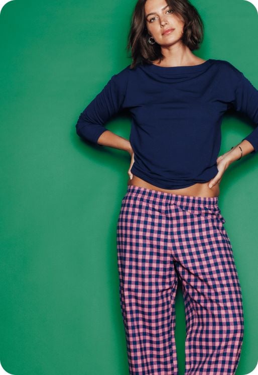 T-shirt de pyjama à manches longues bleu et pantalon de pyjama écru.