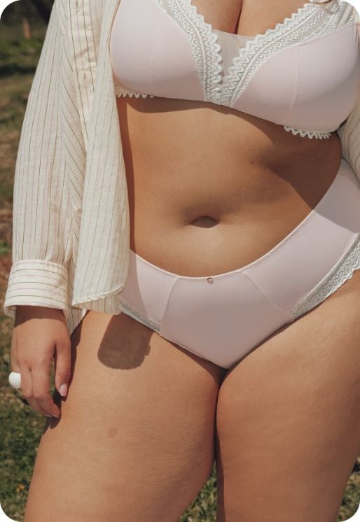 Culotte coloris poudre en microfibre confortable et détails en dentelle blanche.