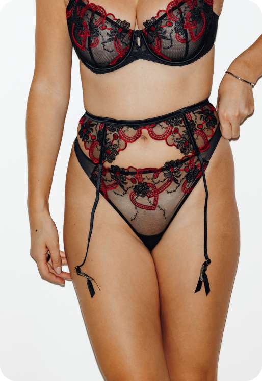 Porte-jaretelles noir en dentelle fine avec brodé bordeaux.