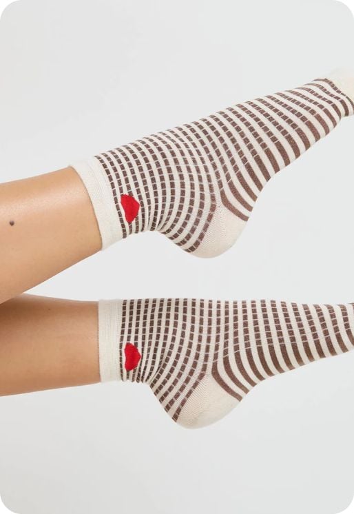 Paire de chaussettes noires semi-opaques à motif quadrillé.